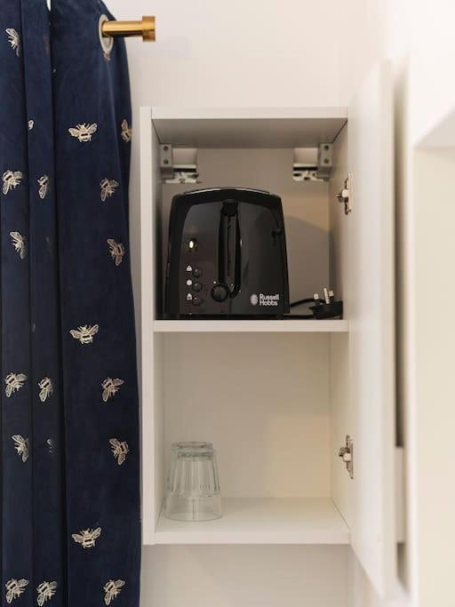 Rofennie Suite -Luxury Ensuite Room! Maidstone Buitenkant foto