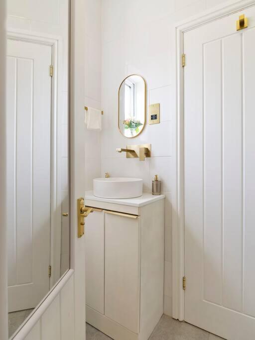 Rofennie Suite -Luxury Ensuite Room! Maidstone Buitenkant foto