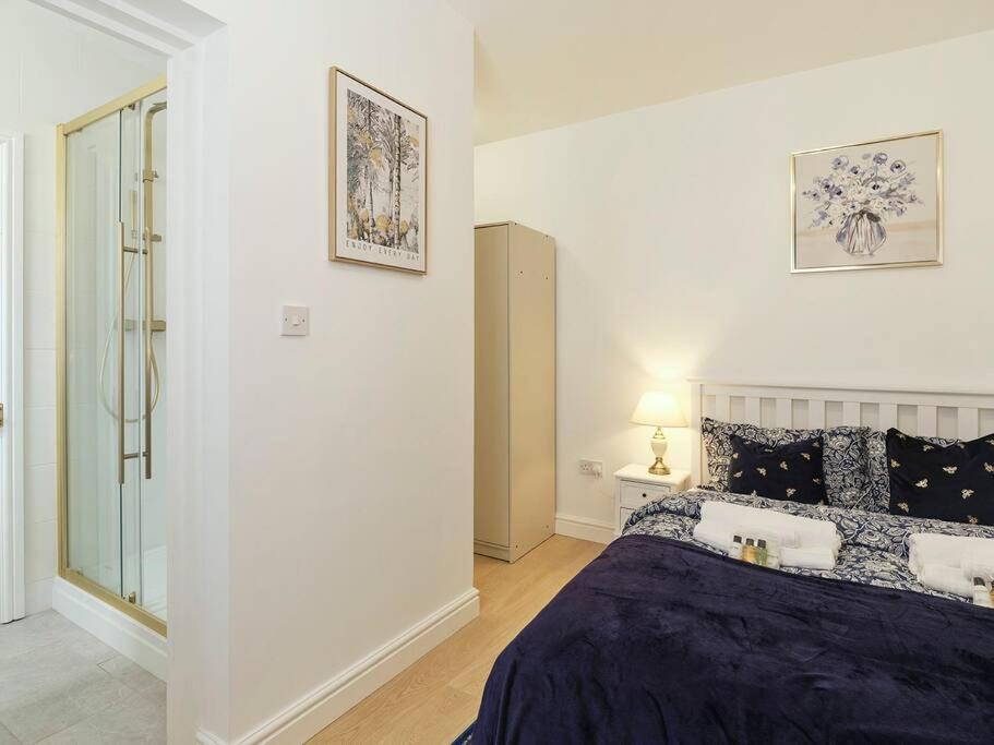 Rofennie Suite -Luxury Ensuite Room! Maidstone Buitenkant foto