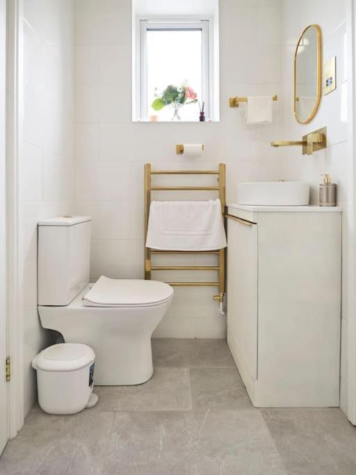 Rofennie Suite -Luxury Ensuite Room! Maidstone Buitenkant foto